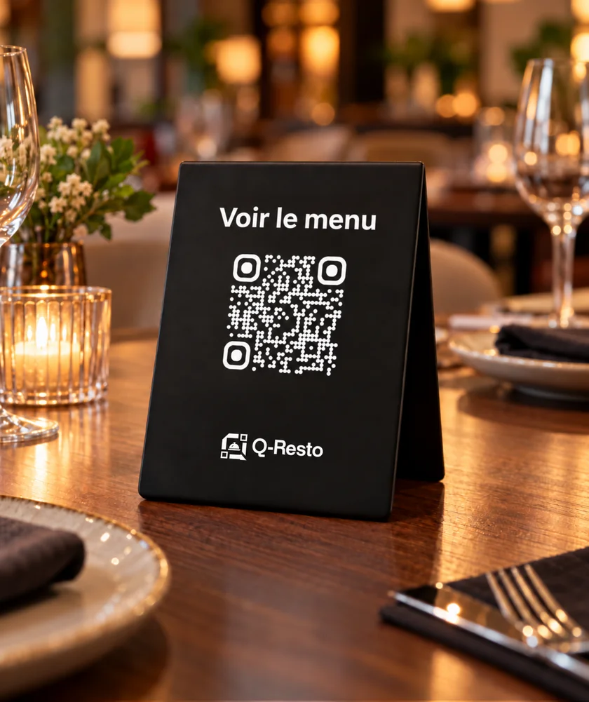 Chevalet Q-Resto posé sur une table de restaurant pour consulter le menu par QR code.